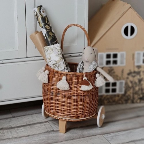 Boho-Weidenkorb auf Rädern