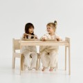 Ein Set aus Tisch und Stuhl für Kinder -