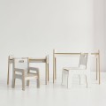 Ein Set aus Tisch und Stuhl für Kinder -