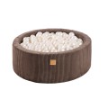 Trockenes Ballbad mit Bällen