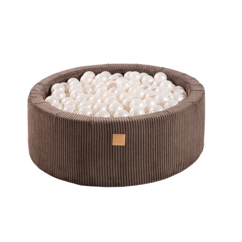 Trockenes Ballbad mit Bällen
