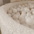 Trockenes Bällebad mit Bällen