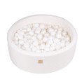 Trockenes Bällebad mit Bällen
