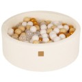 Trockenes Bällebad mit Bällen