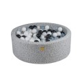 Trockenes Bällebad mit Bällen