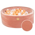 Trockener Ballpool mit Bällen