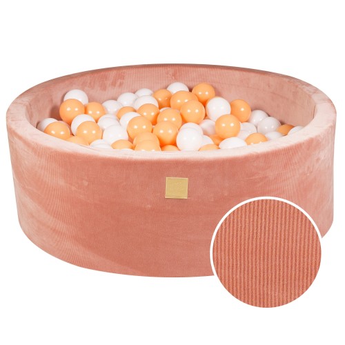 Trockener Ballpool mit Bällen