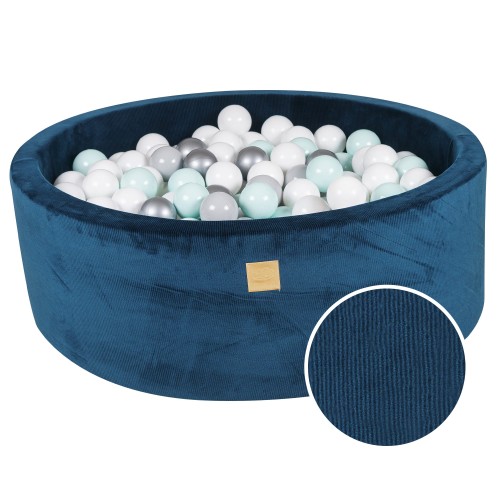 Trockener Ballpool mit Bällen