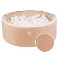 Trockener Ballpool mit Bällen